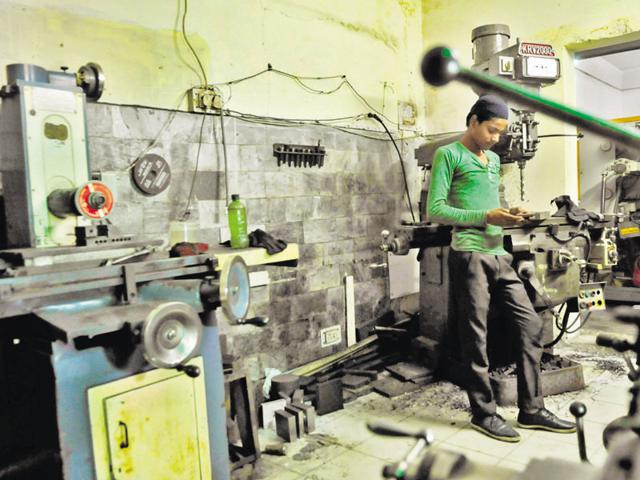 Industrialists said they are suffering high production costs as they are using generator sets for electricity.(Sunil Ghosh/HT File Photo) Industrialists said they are suffering high production costs as they are using generator sets for electricity.(Sunil Ghosh/HT File Photo)
