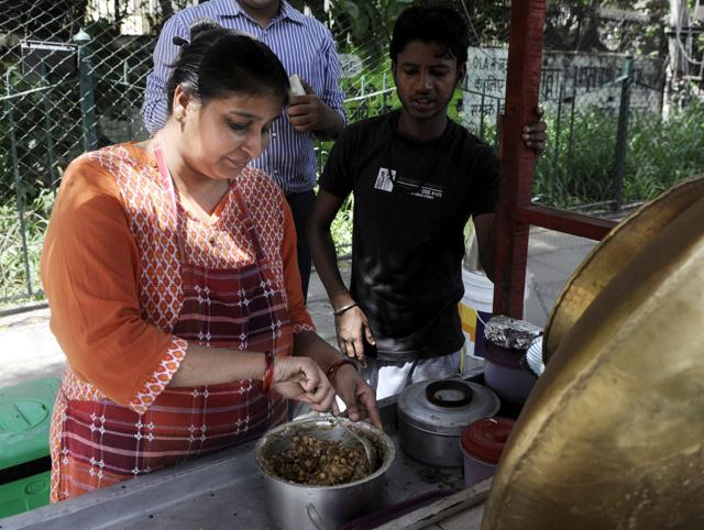 Urvashi, a graduate who speaks chaste English, had to face resistance from her family for starting the business that does not match up with its status. (Abhinav Saha/HT Photo) Urvashi, a graduate who speaks chaste English, had to face resistance from her family for starting the business that does not match up with its status. (Abhinav Saha/HT Photo)