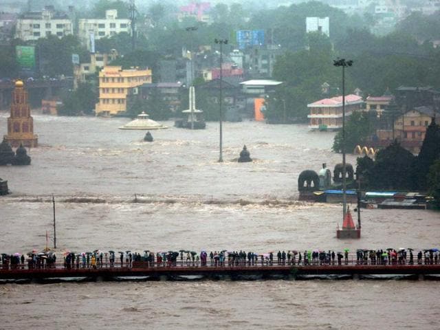 At Holkar bridge in Nashik city, the water flow was 23,000 cusec in the evening.(PTI)