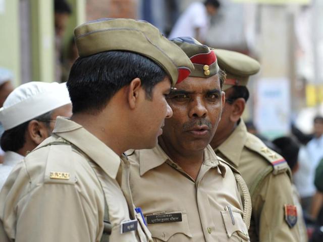 Cops near the Bulandshahr gang rape victims' house in Khoda, Noida. (Hindustan Times) Cops near the Bulandshahr gang rape victims' house in Khoda, Noida. (Hindustan Times)