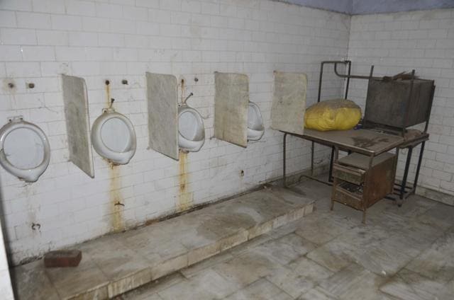 Broken urinals at Bhai Himmat Singh Satellite Hospital in Ghanupur Kale village (Sameer Sehgal/HT Photo)