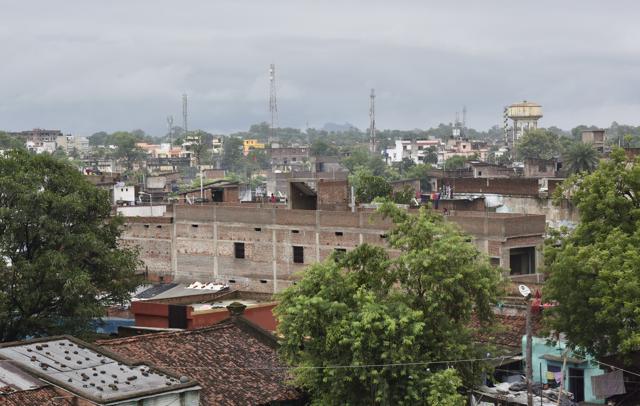 Jhumri Telaiya is surrounded by hillocks. A profusion of mobile towers are adding to the obstacle to picking up radio signals, say Jhumri Telaiya residents. (Sanjeev Verma / HT Photo)