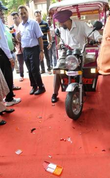 A damaged e-rickshaw at the venue. (Gurminder Singh/HT Photo) A damaged e-rickshaw at the venue. (Gurminder Singh/HT Photo)