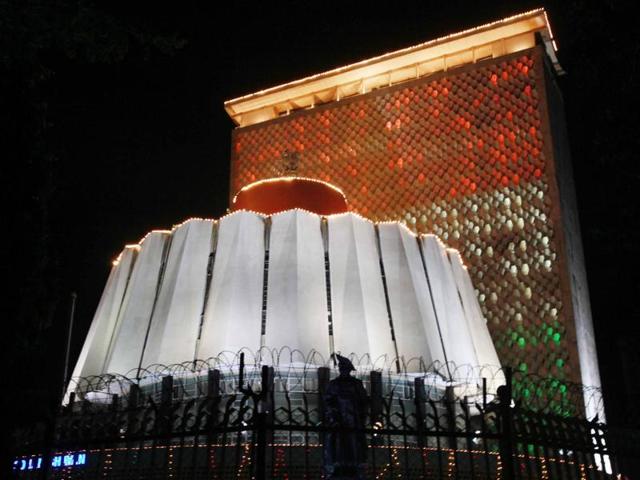 The Shiv Sena said it would not protest as it was ‘satisfied’ with the CM Devendra Fadnavis’s (in pic) response — that there was no proposal to grant Vidarbha statehood. But the statement came after speculation that Sena may tie up with Cong and NCP to corner BJP. The Shiv Sena said it would not protest as it was ‘satisfied’ with the CM Devendra Fadnavis’s (in pic) response — that there was no proposal to grant Vidarbha statehood. But the statement came after speculation that Sena may tie up with Cong and NCP to corner BJP.