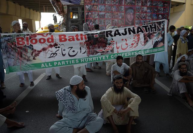 Pakistani Kashmiri protesters block a main highway in protest. (AFP)