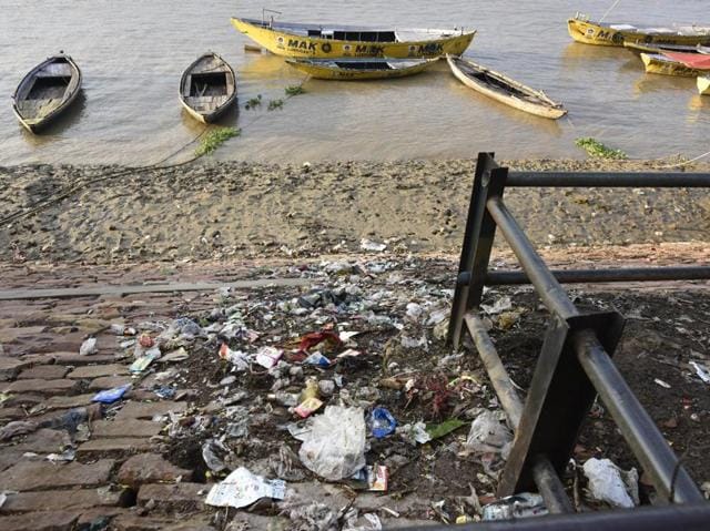 Garbage thrown carelessly by pilgrims strewn across the river bed at Rajghat in Varanasi. The inflow of tonnes of sewage and solid waste has resulted in the increased accumulation of silt on the river bed which, in turn, has reduced the water carrying capacity. (Ravi Choudhary/HT PHOTO)