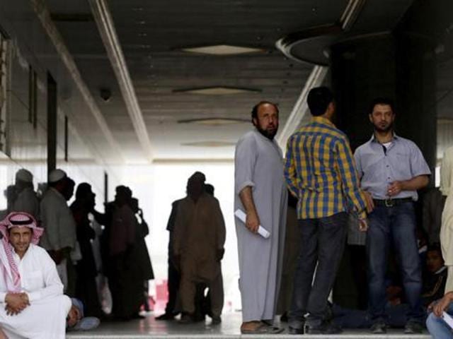 Migrant workers, who work for Saudi Binladin Group, gather as they ask for a final settlement over salary issue, in Riyadh, Saudi Arabia March 29, 2016. (Reuters File Photo) Migrant workers, who work for Saudi Binladin Group, gather as they ask for a final settlement over salary issue, in Riyadh, Saudi Arabia March 29, 2016. (Reuters File Photo)