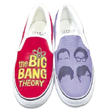 Mismatched Big Bang Theory shoes (FGali.com)