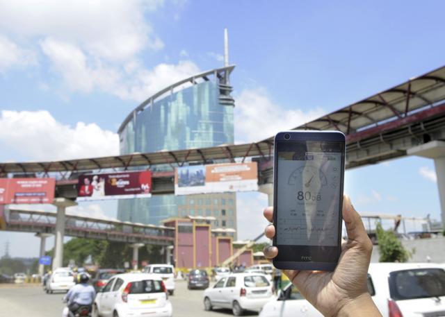 In areas around Rajiv Chowk, Cyber Hub, Galleria Market, Iffco Chowk, Huda Metro station, Signature Tower, Golf Course Road, Sikanderpur, Nathupur and Sohna Road, the noise level varies from 74 to 84 decibels during off peak hours. (ABHINAV SAHA/HT PHOTO) In areas around Rajiv Chowk, Cyber Hub, Galleria Market, Iffco Chowk, Huda Metro station, Signature Tower, Golf Course Road, Sikanderpur, Nathupur and Sohna Road, the noise level varies from 74 to 84 decibels during off peak hours. (ABHINAV SAHA/HT PHOTO)