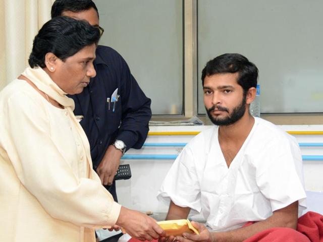 BSP supremo Mayawati meets victim of Una thrashing incident at civil hospital in Ahemdabad, Gujarat, on Thursday, August 4, 2016.(Siddharaj Solanki / HT Photo)