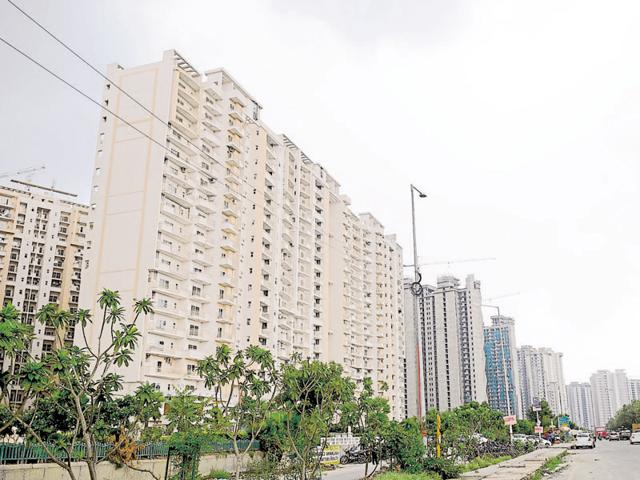 Amrapali Heart Beat City, Lotus 300, Greater Value Sharnam and Sunword Vanalika were stuck in limbo.(Burhaan Kinu/HT)