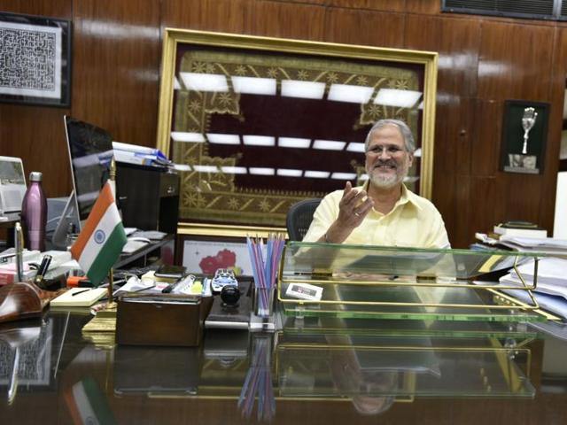 L-G Najeeb Jung in his office after the Delhi high court ruling.(Arvind Yadav/ HT Photo)
