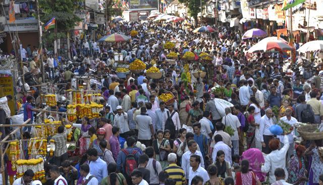 Commuters become victims of non-stop honking on the narrow road that leads to Dadar station (Hindustan Times) Commuters become victims of non-stop honking on the narrow road that leads to Dadar station (Hindustan Times)