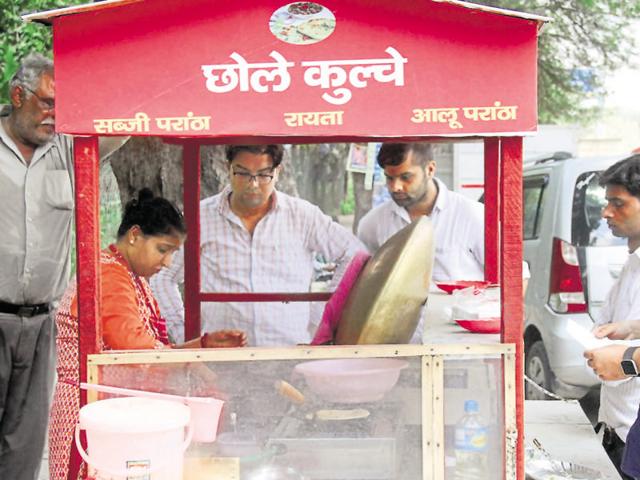 Urvashi sells chole-kulche and parantha in the Sector 14 market and earns nearly Rs. 3,000 every day. Though just 45 days old, her cart is quite popular in the area.(Abhinav Saha/HT Photo)