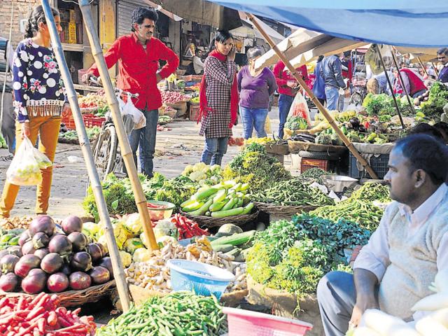 Gurgaon retailers say they are helpless about the rates as prices have shot up in wholesale markets such as Delhi’s Azadpur Mandi. (Parveen Kumar/HT File Photo) Gurgaon retailers say they are helpless about the rates as prices have shot up in wholesale markets such as Delhi’s Azadpur Mandi. (Parveen Kumar/HT File Photo)