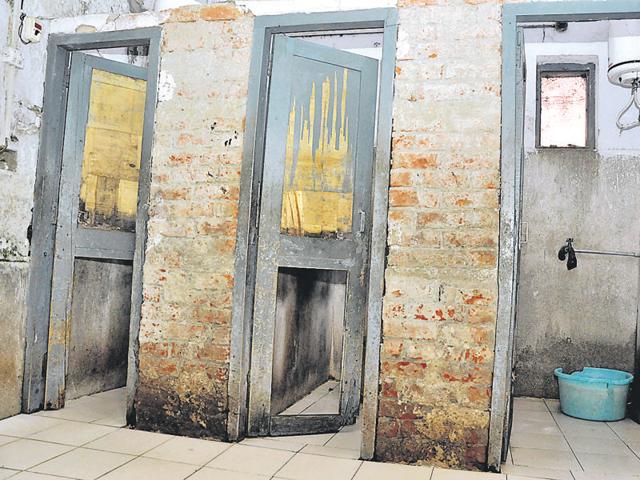 Broken doors bear witness to the pathetic living conditions at Sukhjit Aashram in Kapurthala.(Singh Chopra/HT Photo)