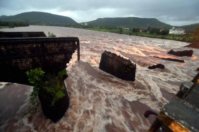 The strong current of the river and heavy rains has been hampering rescue efforts after an old bridge connecting to the Mumbai-Goa highway collapsed on Tuesday night in Mahad, India.(Satish Bate/HT Photo) The strong current of the river and heavy rains has been hampering rescue efforts after an old bridge connecting to the Mumbai-Goa highway collapsed on Tuesday night in Mahad, India.(Satish Bate/HT Photo)