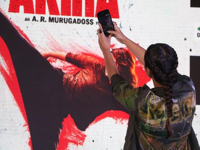 Is that Sonakshi Sinha trying to take a selfie with the college crowd in Mumbai? (IANS)
