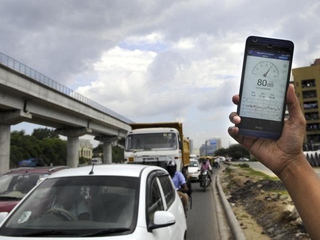 The pollution department has recorded that some of the busiest stretches in the city have 76-80 decibel noise pollution level as against the acceptable range of 40-50 decibels for human ears.(ABHINAV SAHA/HT PHOTO) The pollution department has recorded that some of the busiest stretches in the city have 76-80 decibel noise pollution level as against the acceptable range of 40-50 decibels for human ears.(ABHINAV SAHA/HT PHOTO)