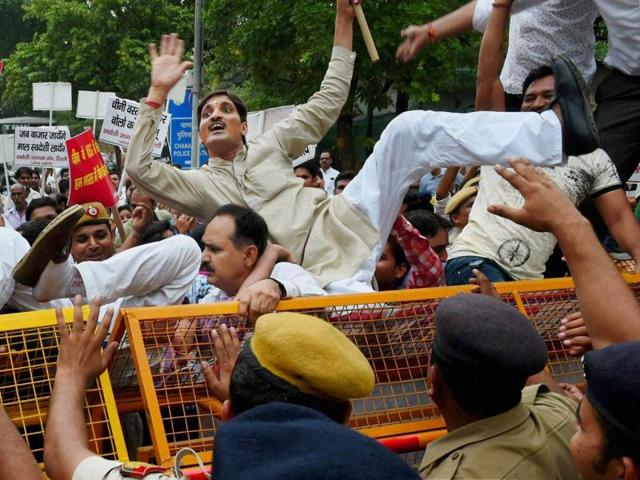 Members of the Swadeshi Jagaran Manch stage a protest in New Delhi.(PTI) Members of the Swadeshi Jagaran Manch stage a protest in New Delhi.(PTI)