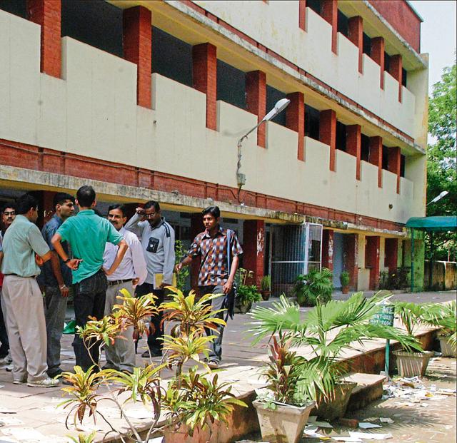The university will only admit 1,440 students as against the 2,310 seats declared by DU. As the university law faculty does not have any affiliation, it will have to follow BCI norms. The university will only admit 1,440 students as against the 2,310 seats declared by DU. As the university law faculty does not have any affiliation, it will have to follow BCI norms.