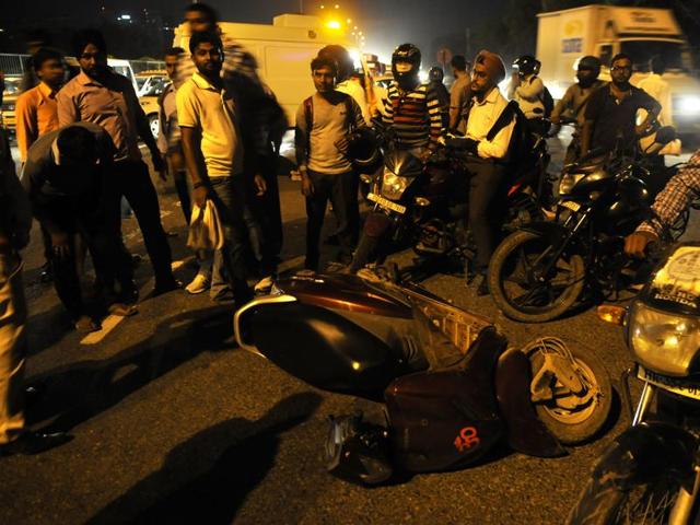 Santosh, 38, and her son Anand alias Sonu, 19 died on the spot. This was the third fatal accident since Sunday. (Abhinav Saha/HT Photo) Santosh, 38, and her son Anand alias Sonu, 19 died on the spot. This was the third fatal accident since Sunday. (Abhinav Saha/HT Photo)