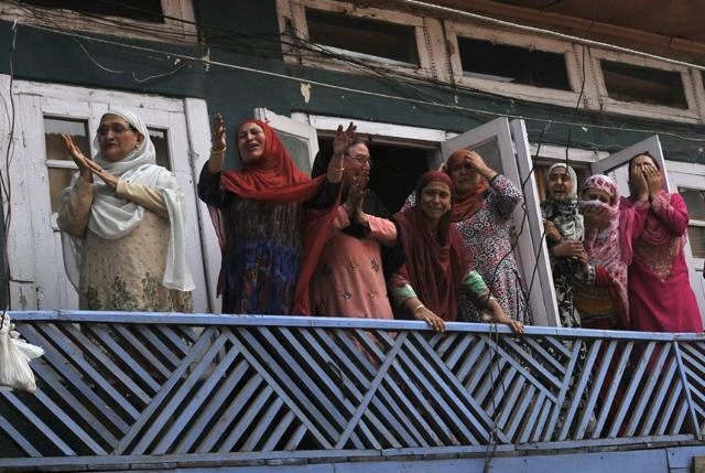 Kashmiri women mourn the death of Riyaz Ahmad Shah. (Waseem Andrabi/HT Photo) Kashmiri women mourn the death of Riyaz Ahmad Shah. (Waseem Andrabi/HT Photo)