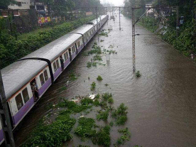 A train stalls at Sion because of waterlogged tracks.(HT PHOTO)