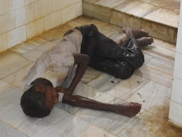The unidentified patient in the toilet of Guru Nanak Dev Hospital, Amritsar, on Friday.(Sameer Sehgal/HT Photo)