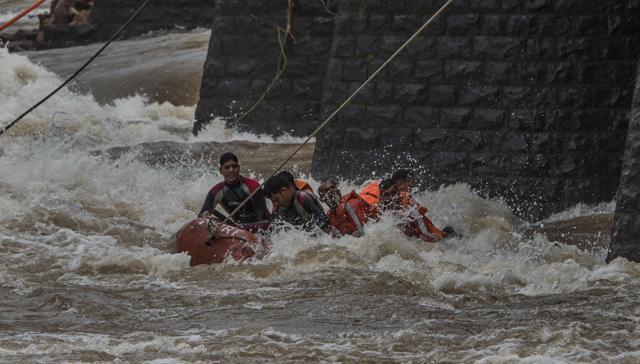 NDRF jawans battle strong river currents during the rescue operation at a collapsed bridge near Mahad in Raigad district on Thursday. (Satish Bate/HT Photo) NDRF jawans battle strong river currents during the rescue operation at a collapsed bridge near Mahad in Raigad district on Thursday. (Satish Bate/HT Photo)
