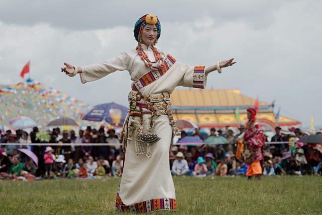 Traditional Tibetan costumes presented during fashion show - People's Daily  Online