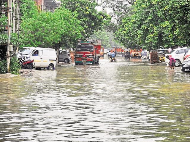 Gurgaon gets flooded after light rain and water takes time to drain. Waterlogged roads could turn breeding grounds for Aedes mosquito, the carrier of the dengue virus.(HT) Gurgaon gets flooded after light rain and water takes time to drain. Waterlogged roads could turn breeding grounds for Aedes mosquito, the carrier of the dengue virus.(HT)