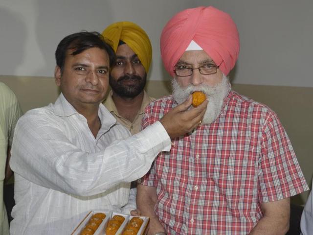 Dr Inderbir Singh Nijjar, AAP’s candidate from Amritsar (south) constituency, celebrating after his name was announced for the assembly elections, on Thursday. (Sameer Sehgal/HT Photo)