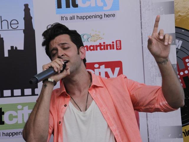 The lead cast of upcoming Hindi film Mohenjo Daro, Hrithik Roshan and Pooja Hegde, were at HT House for the promotion of their film on Friday. They also interacted with fans during the programme, Star in the City. Seen here, Hrithik croons a song on popular demand. (Shivam Saxena/HT Photo)