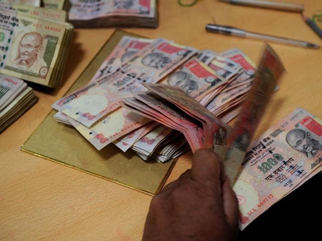 An employee counts currency notes at a bank in Mumbai.(AFP)