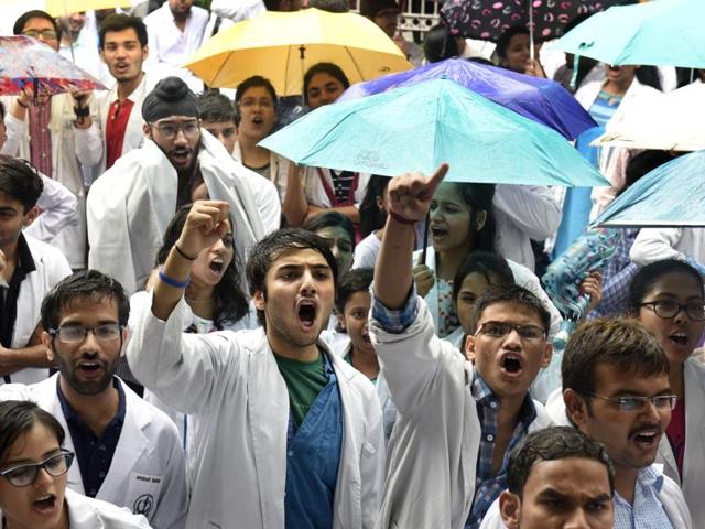 As per Indian Medical Council Act 1956, only the practitioners enrolled on the state medical register can practice medicine and any person who acts in contravention is liable to be punished with imprisonment and fine. (Sushil Kumar/ HT file photo) As per Indian Medical Council Act 1956, only the practitioners enrolled on the state medical register can practice medicine and any person who acts in contravention is liable to be punished with imprisonment and fine. (Sushil Kumar/ HT file photo)