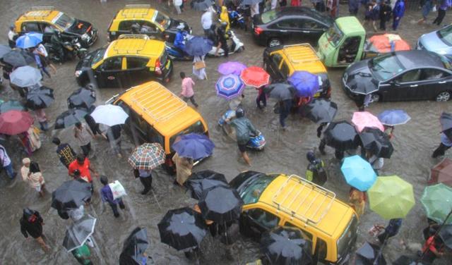 Chaos on the streets at Hindamata after heavy rains lashed  Mumbai on Friday. (Bhushan Koyande) 
