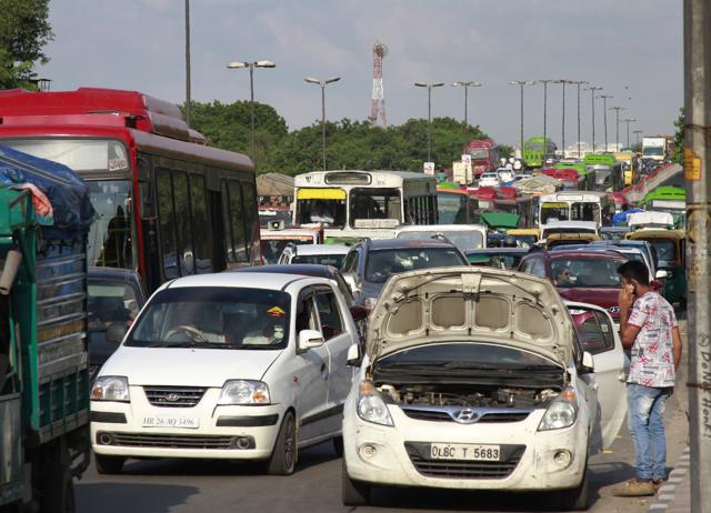 A broken pipeline has been causing waterlogging on this stretch which leads to massive jams near Hyatt flyover. (Sanchit Khanna / HT Photo) A broken pipeline has been causing waterlogging on this stretch which leads to massive jams near Hyatt flyover. (Sanchit Khanna / HT Photo)