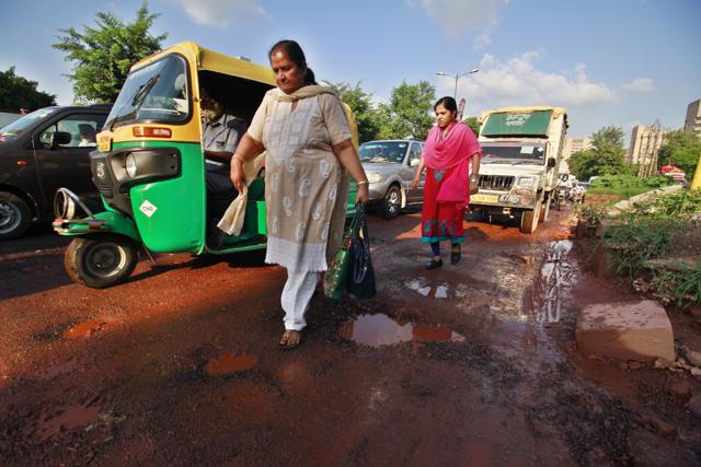 According to Delhi traffic police, the road has caved in because of a leaking water pipeline which has been repaired a number of times. (Sanchit Khanna / HT Photo) According to Delhi traffic police, the road has caved in because of a leaking water pipeline which has been repaired a number of times. (Sanchit Khanna / HT Photo)