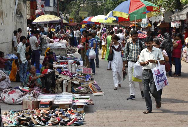 According to an agreement, the civic body had asked the traders to remove their shop extensions after which NDMC would have taken action against the vendors.(Sanchit Khanna/HT File) According to an agreement, the civic body had asked the traders to remove their shop extensions after which NDMC would have taken action against the vendors.(Sanchit Khanna/HT File)