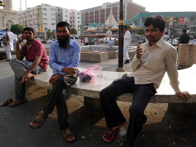 Indian workers queue outside a bank branch in the Saudi Arabian port city of Jeddah on August 4, 2016. Minister of state for external affairs, VK Singh arrived in Saudi Arabia on Wednesday on a mission to bring home 10,000 laid off Indian workers stranded in the kingdom without enough money for food or plane tickets.(AFP)