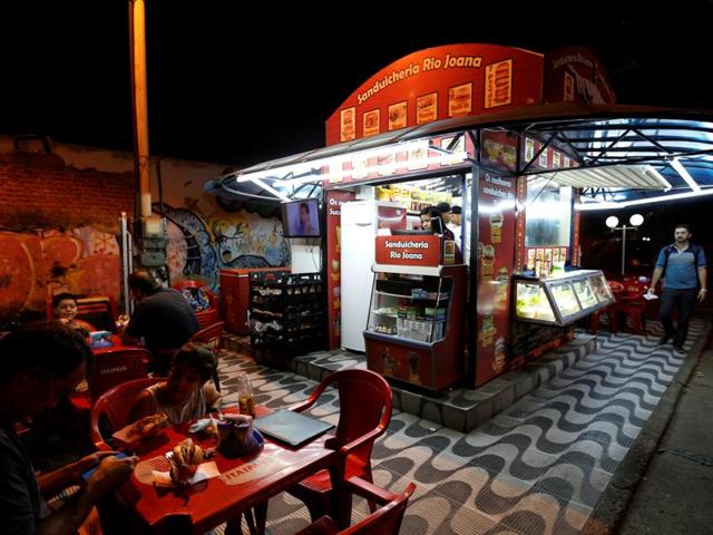 A Podrõ — the ‘filthy’ street sandwich stand, one of the many that ring the edges of the busiest night life districts in Rio. They serve cheap hamburgers, hotdogs and other sandwiches on a griddle with all the trimmings, just the thing you need after a night of partying. (REUTERS) A Podrõ — the ‘filthy’ street sandwich stand, one of the many that ring the edges of the busiest night life districts in Rio. They serve cheap hamburgers, hotdogs and other sandwiches on a griddle with all the trimmings, just the thing you need after a night of partying. (REUTERS)