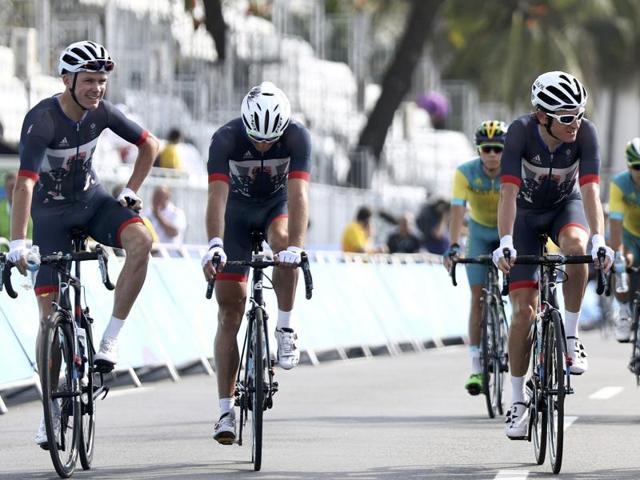 An agent of the bomb squad in protective clothing stands in the area near the finishing line of the men's cycling road race at the 2016 Rio Olympics after they made a controlled explosion, in Copacabana, Rio de Janeiro, Brazil August 6, 2016.(REUTERS)