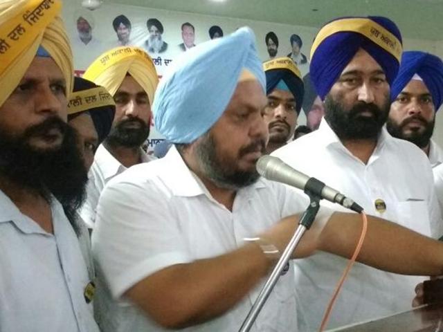 President of the Youth Akali Dal (YAD) from Malwa zone, Kanwarjit Singh ‘Rozy’ Barkandi, addressing party workers in Mansa on Saturday.(HT Photo)