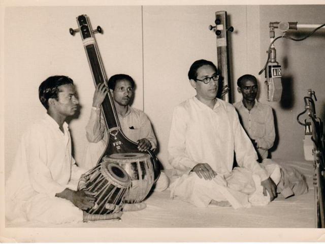 India’s first Prime Minister was a regular visitor at the All India Radio office. Here, seen with AIR artistes after a programme.(Photo courtesy: AIR)