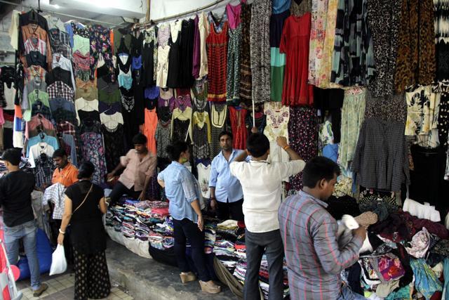 Vendors at Sarojini Nagar market. (Shivam Saxena/ HT)