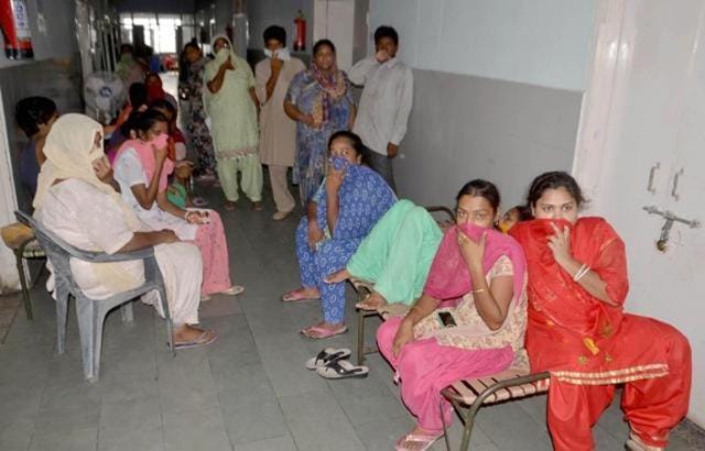 Attendants of patients cover their noses due to foul smell from the unidentified patient. (Sameer Sehgal/HT Photo)