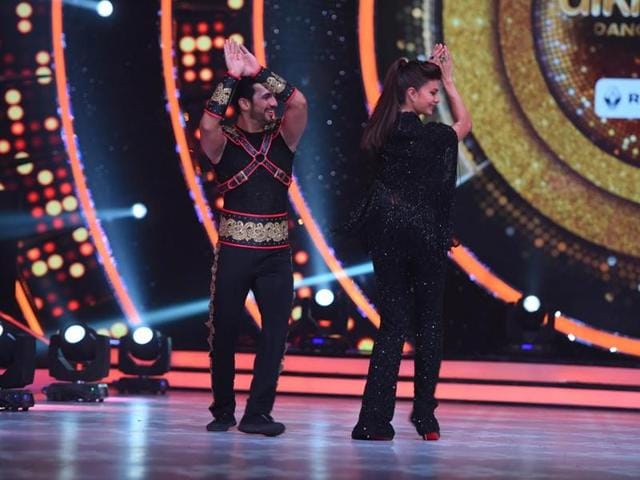 Arjun Bijlani joins Jacqueline in the naagin dance. Arjun Bijlani joins Jacqueline in the naagin dance.