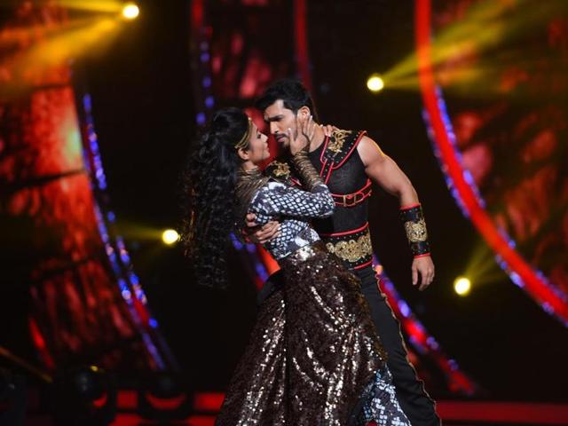 Mouni Roy and Arjun Bijlani perform on Malhari from Bajirao Mastani. Mouni Roy and Arjun Bijlani perform on Malhari from Bajirao Mastani.