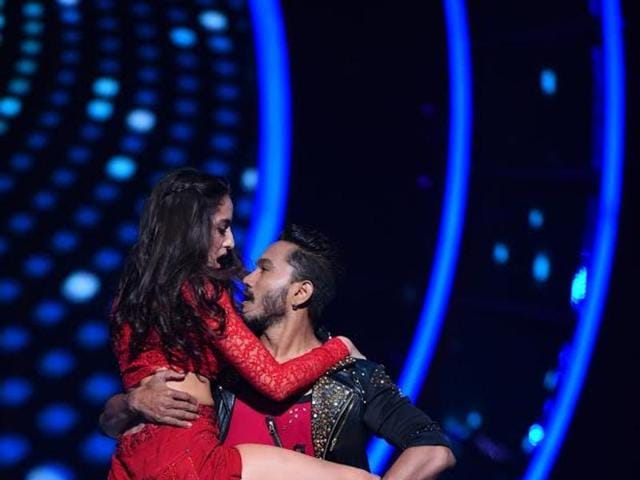 Nora Fatehi performs on High Heel Te from Ki and Ka. Nora Fatehi performs on High Heel Te from Ki and Ka.